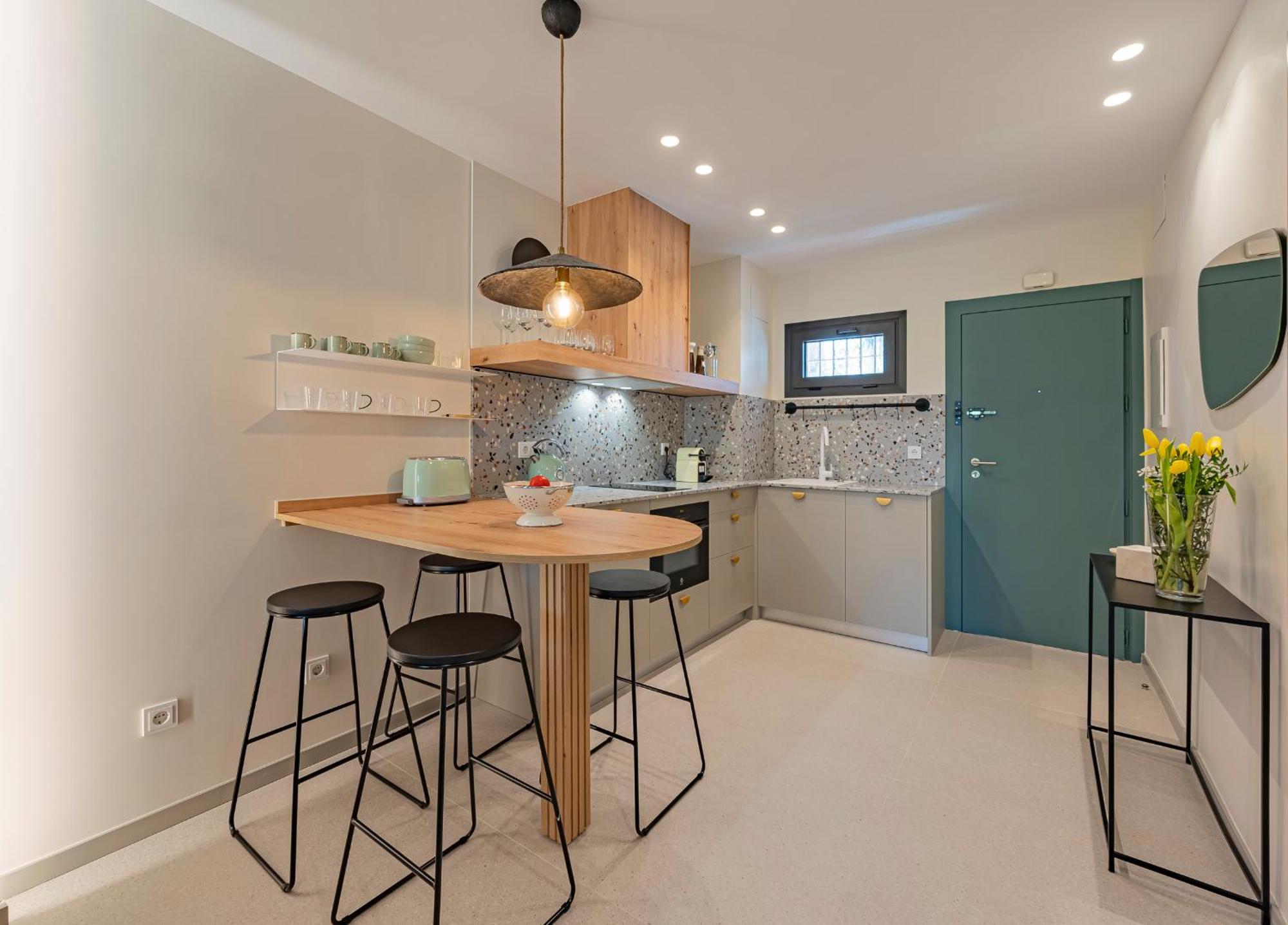 Newly Renovated In Golden Mile W/ Pool Apartment