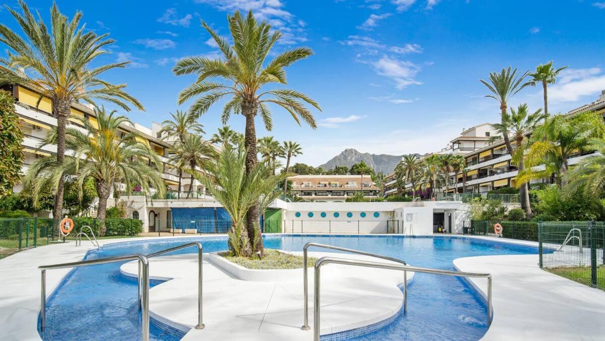Newly Renovated In Golden Mile W/ Pool Apartment *