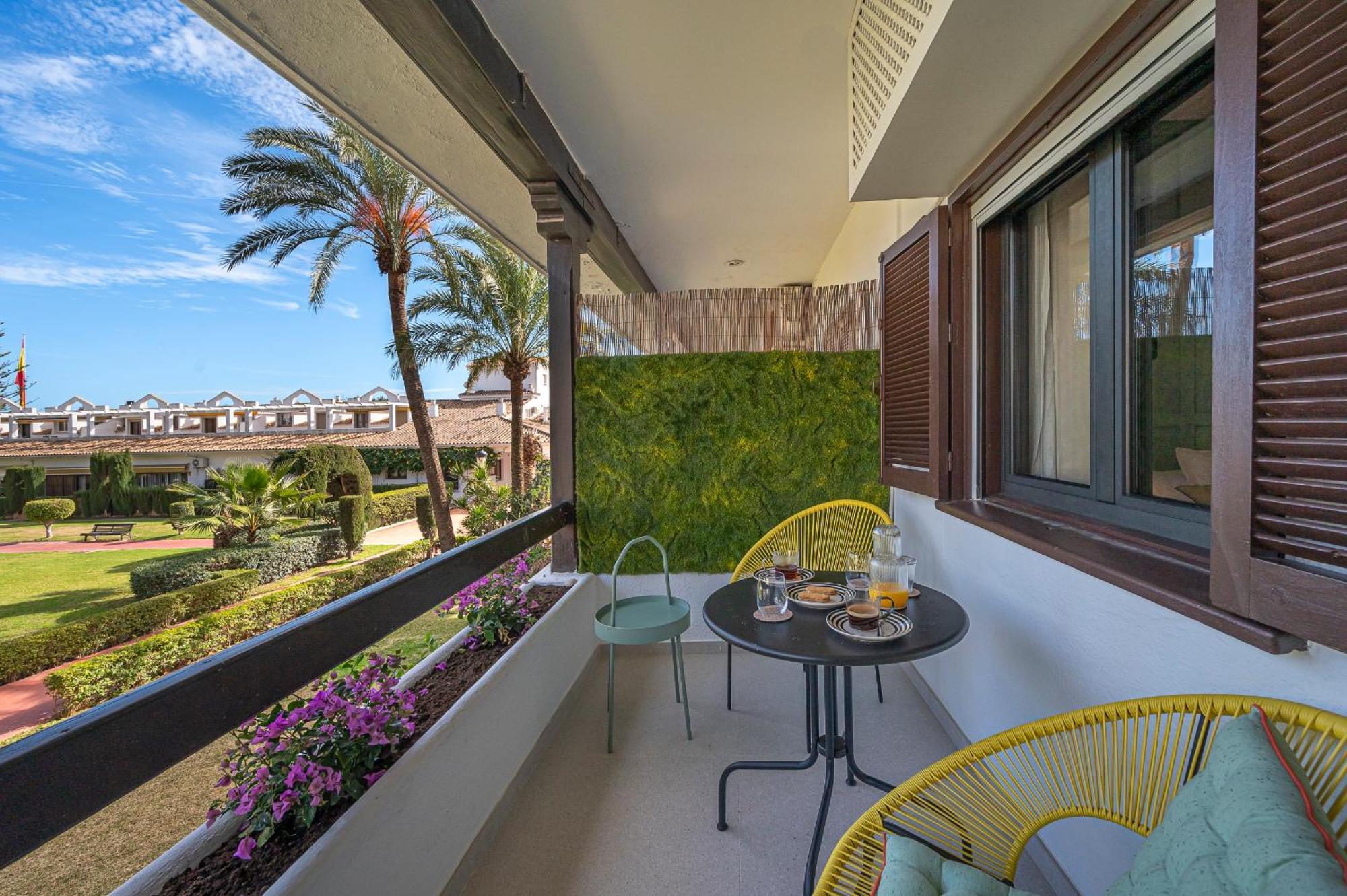 Newly Renovated In Golden Mile W/ Pool Apartment
