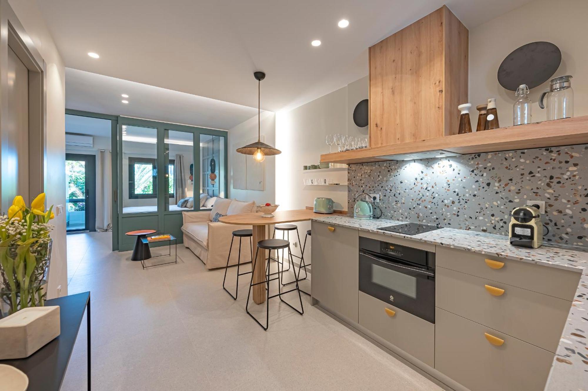 Newly Renovated In Golden Mile W/ Pool