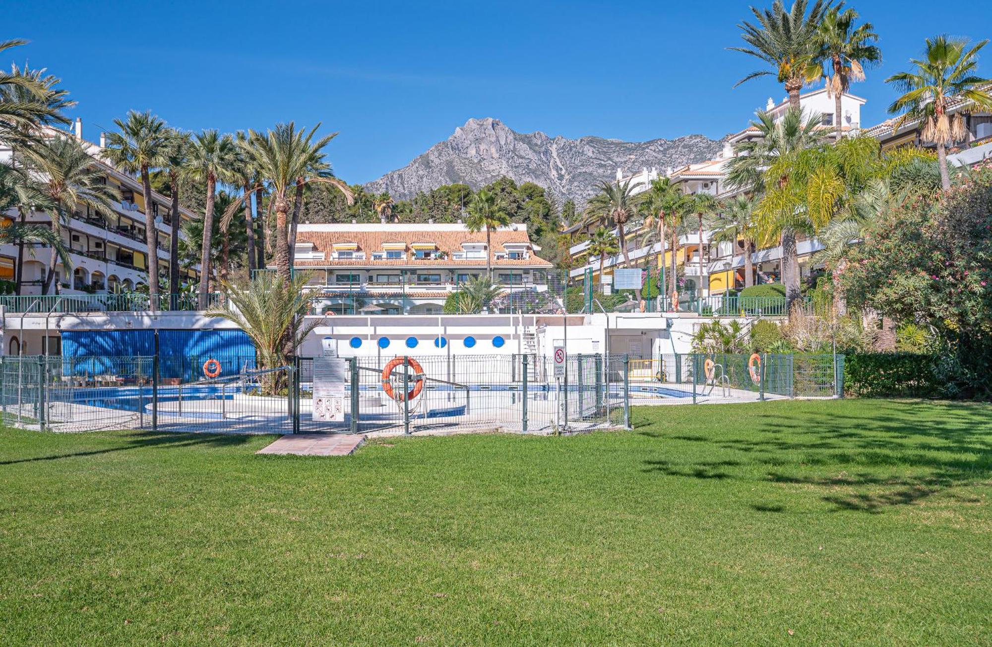 Newly Renovated In Golden Mile W/ Pool Apartment